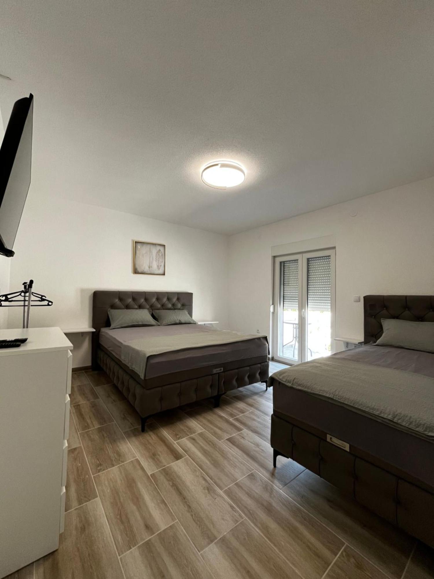 Twin Apartments Ivanica Buitenkant foto